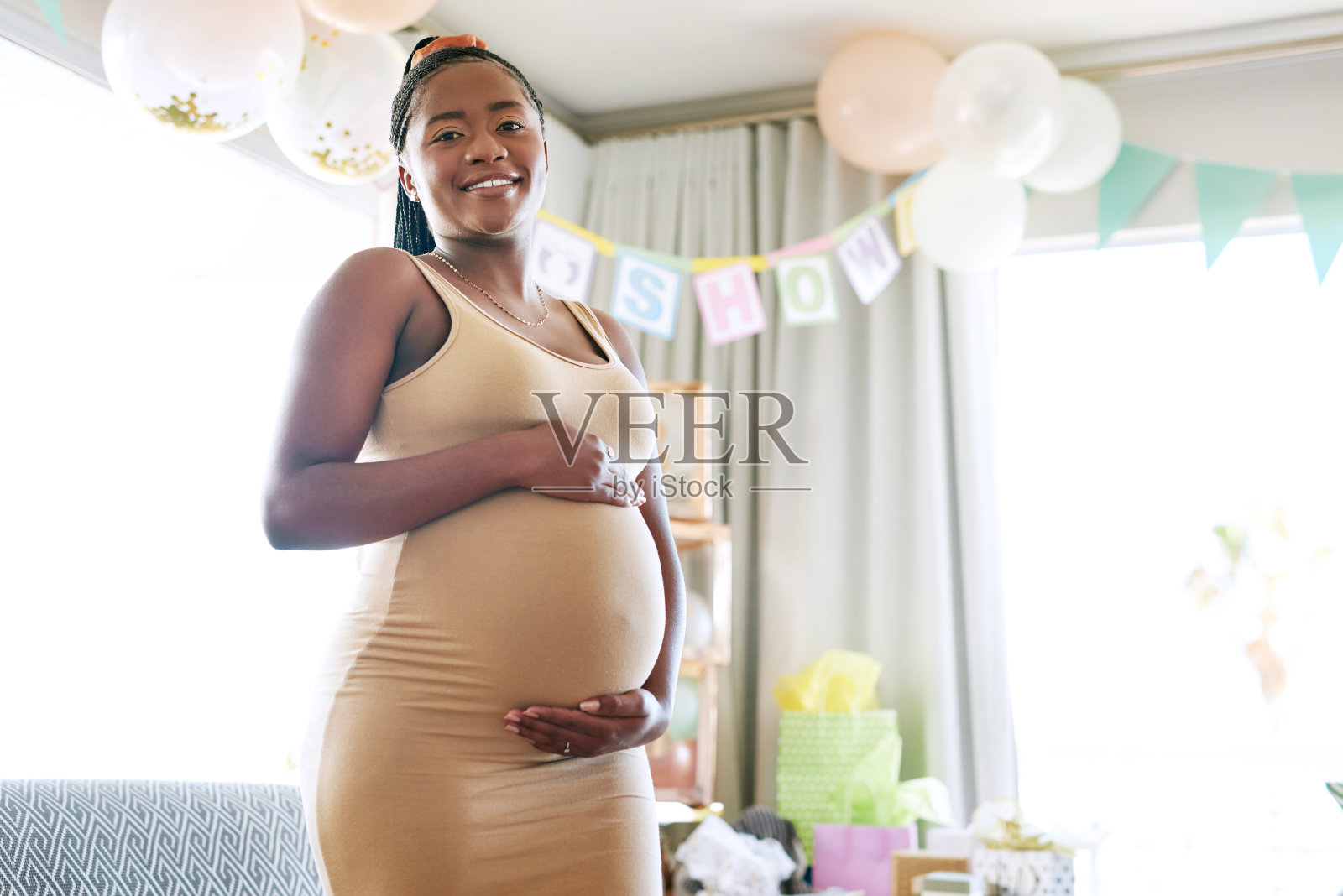 一个快乐的年轻母亲庆祝她的宝宝送礼会照片摄影图片