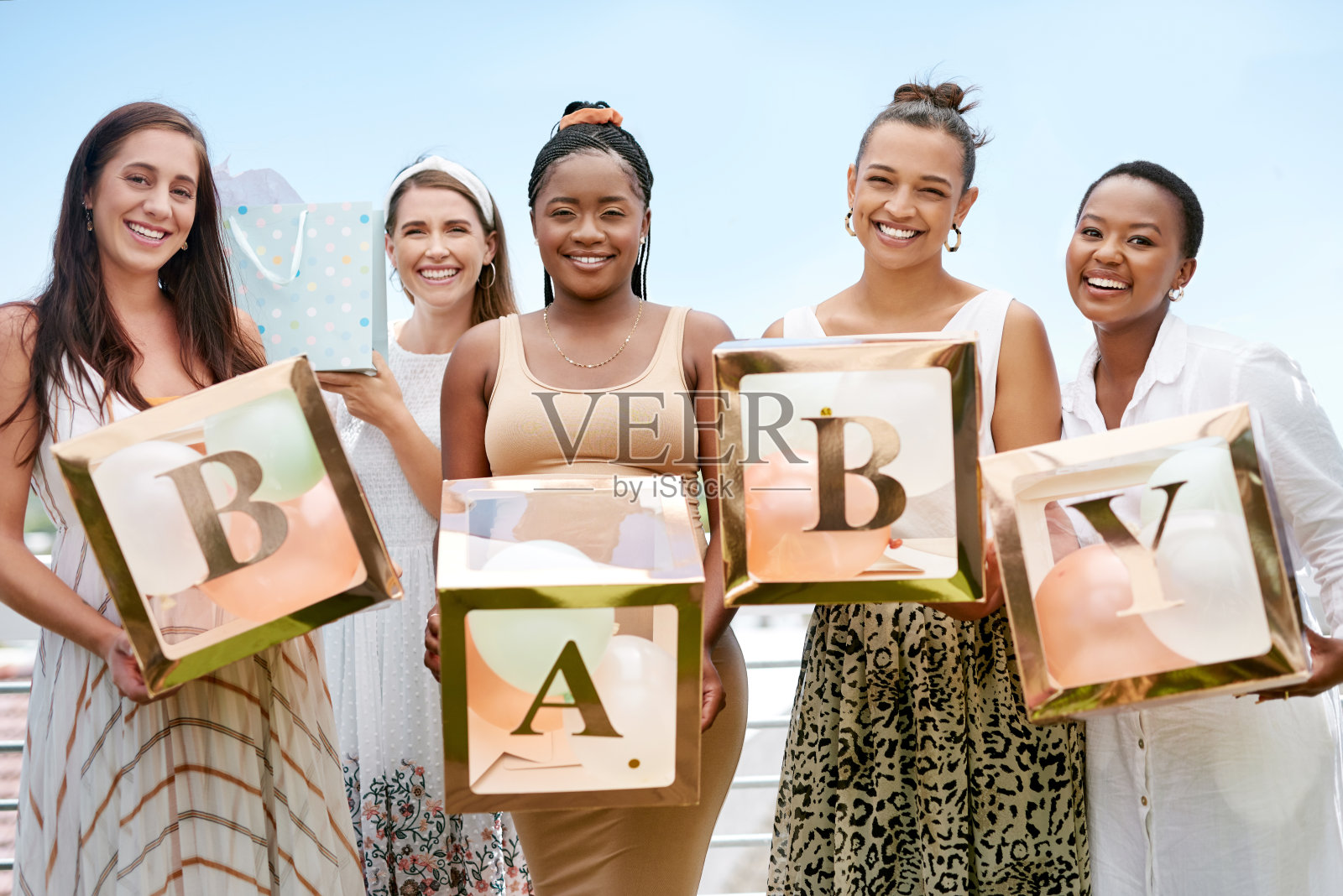 一群妇女在朋友的婴儿送礼会上举着牌子照片摄影图片