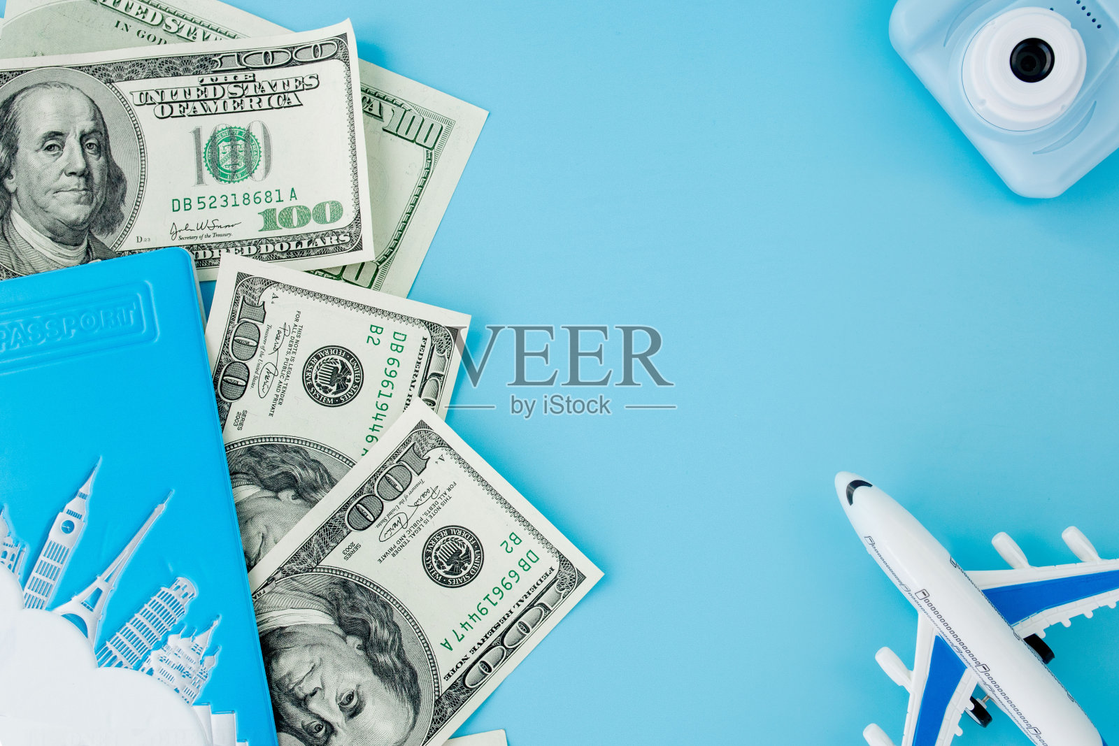 相机，护照和飞机在浅蓝色背景。夏季或假期的概念。副本的空间。照片摄影图片