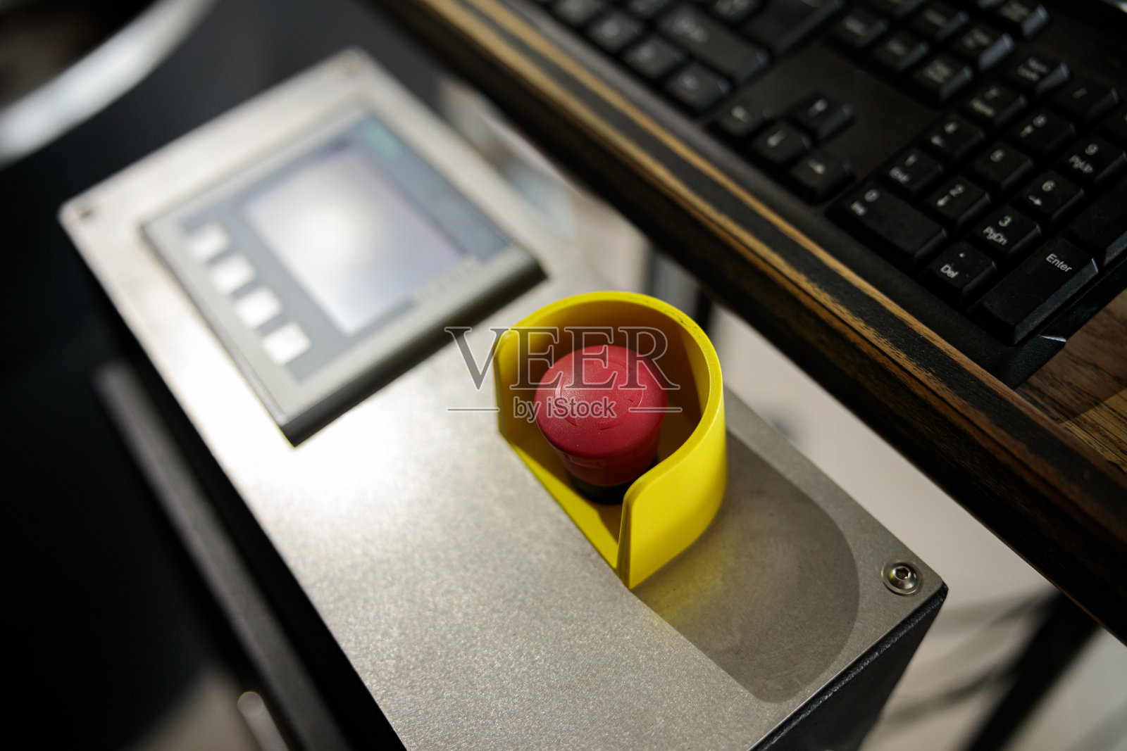 年轻的专业工人正在机库里烤咖啡照片摄影图片