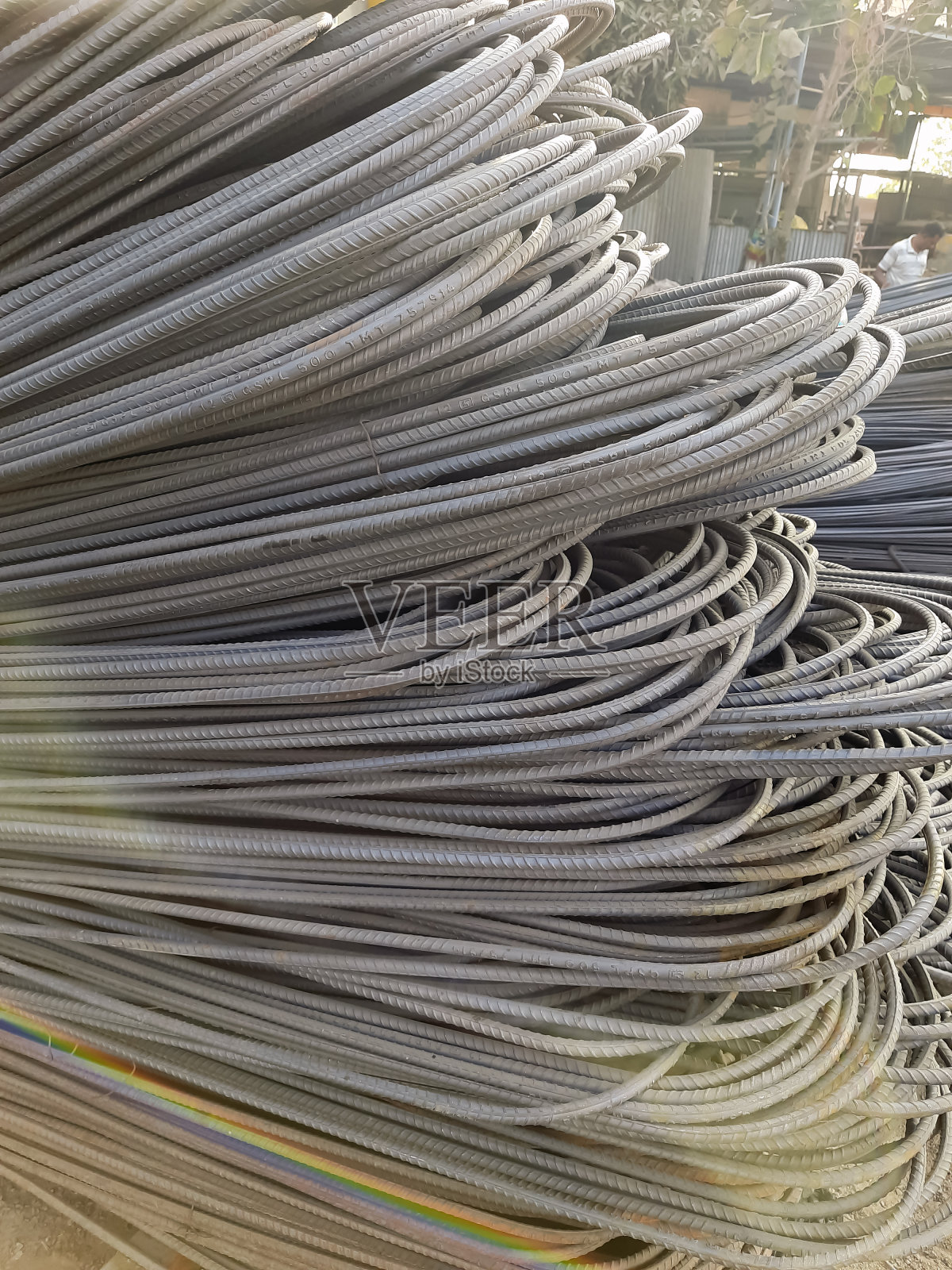 堆叠的重金属钢筋与周期性型材纹理。关闭钢结构电枢。抽象工业背景概念。副本的空间。照片摄影图片