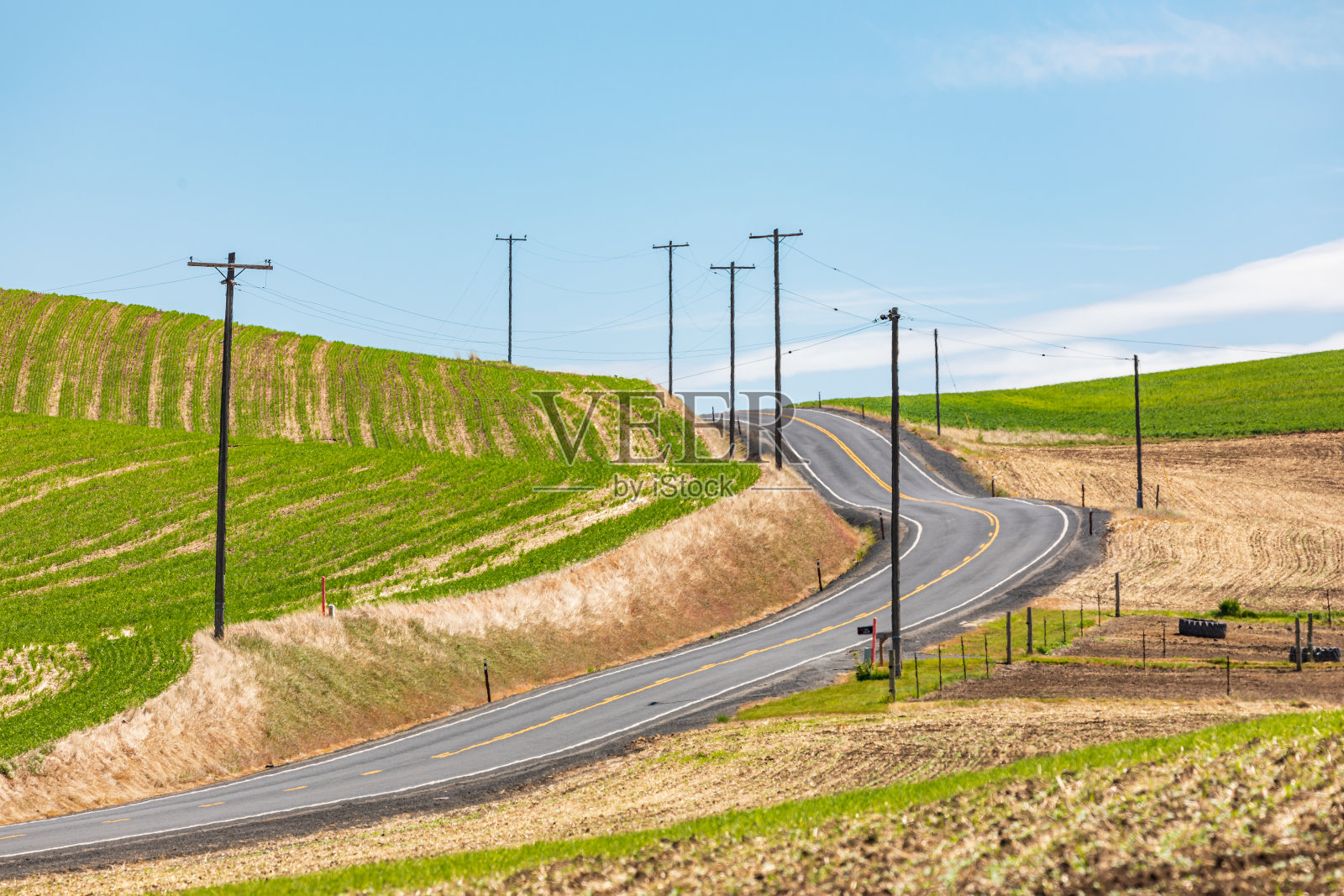 帕卢斯山蜿蜒的乡间小路。照片摄影图片