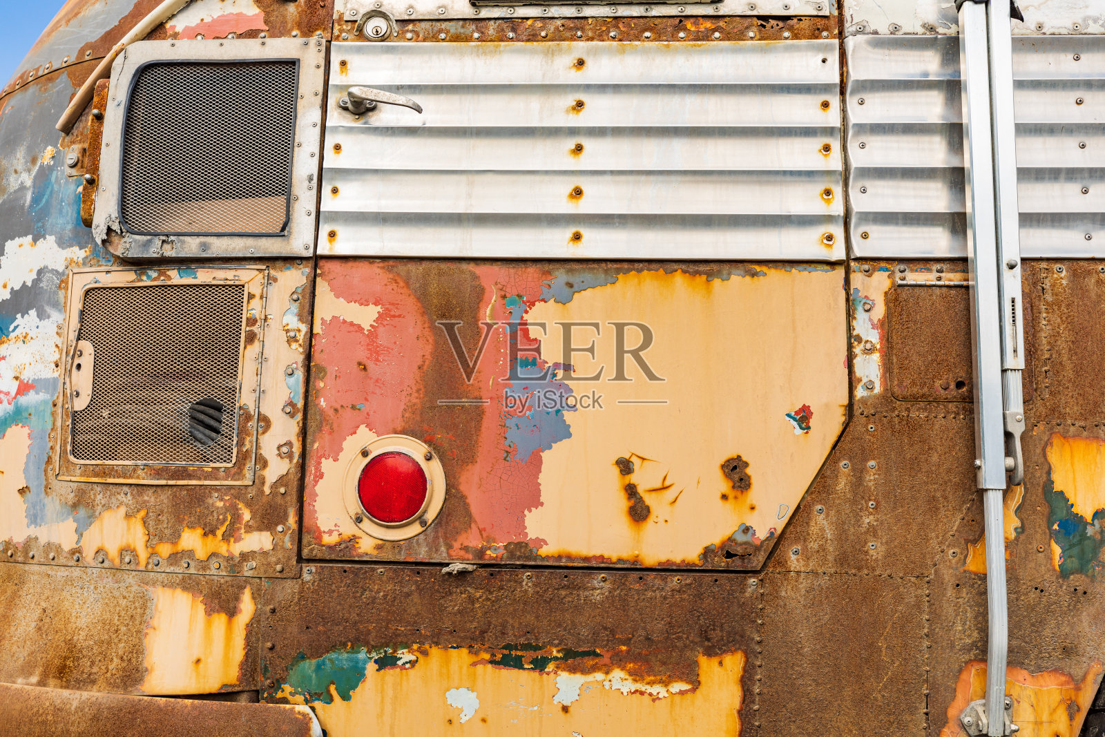 锈迹斑斑的古董弹性品牌巴士的细节。照片摄影图片