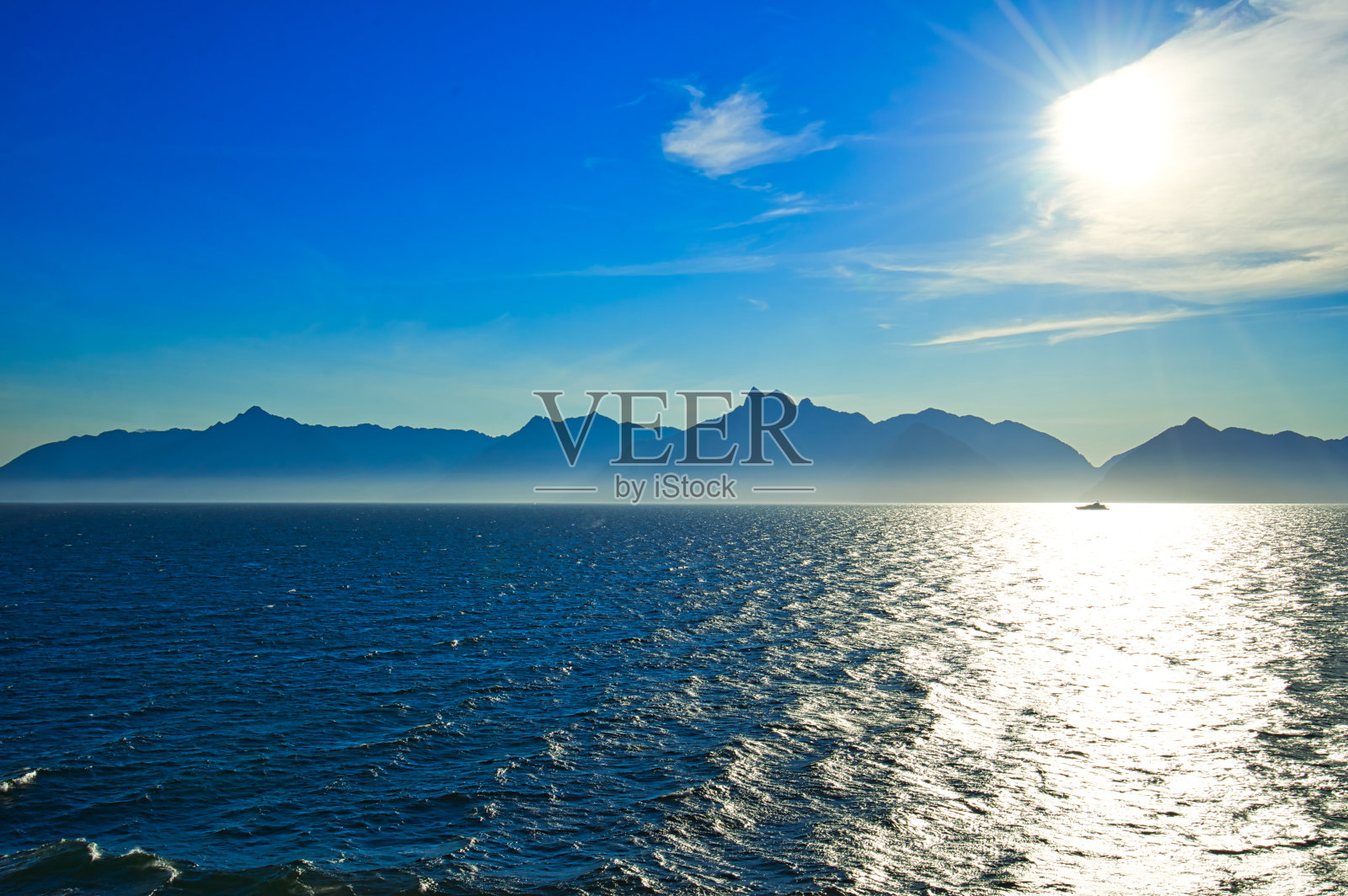 白云、山、湖、雾构成了一幅自然的画面。照片摄影图片