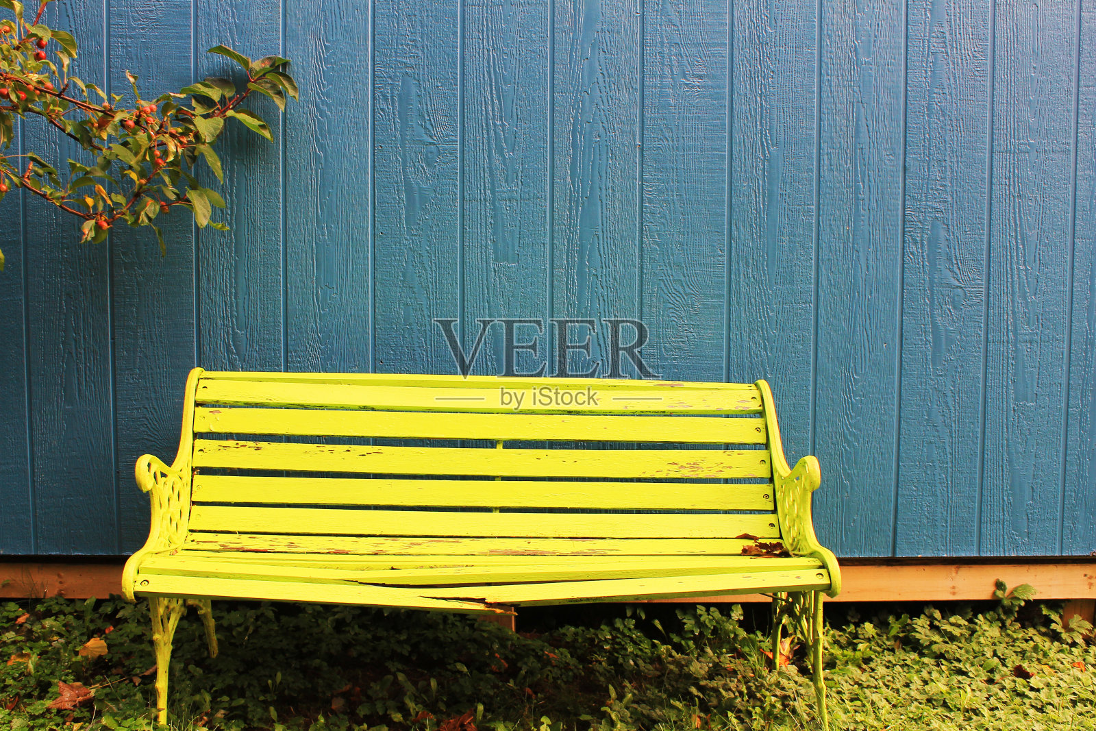 破碎的长椅上照片摄影图片