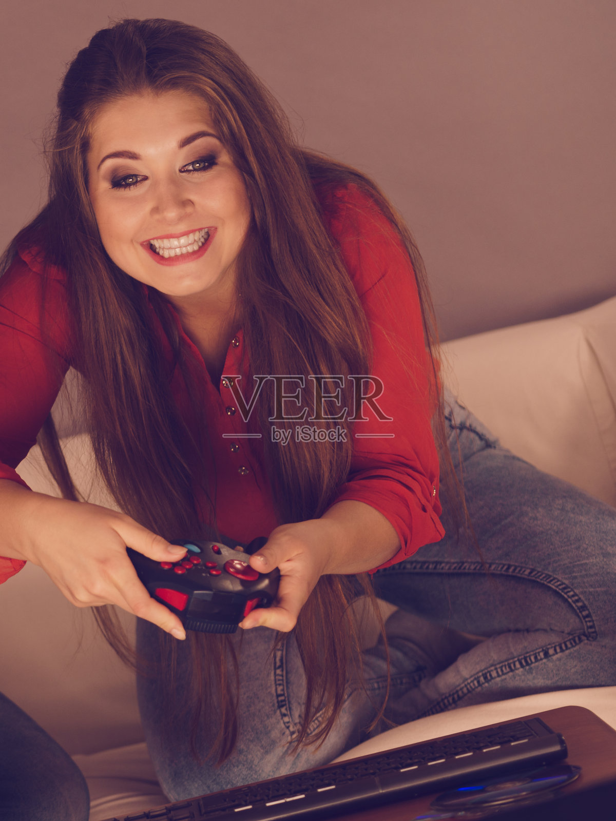 年轻女子在玩电子游戏照片摄影图片