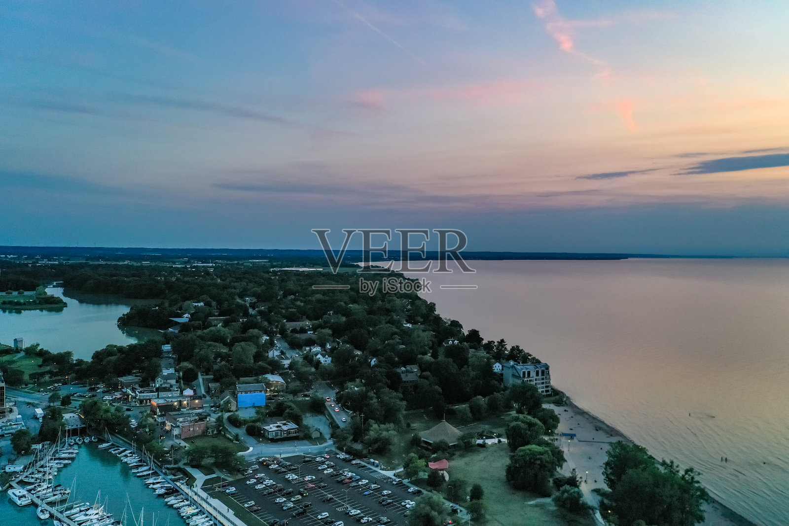 加拿大安大略省，圣凯瑟琳，韦斯特克利夫公园的达尔豪斯港山脉后灯塔照片摄影图片