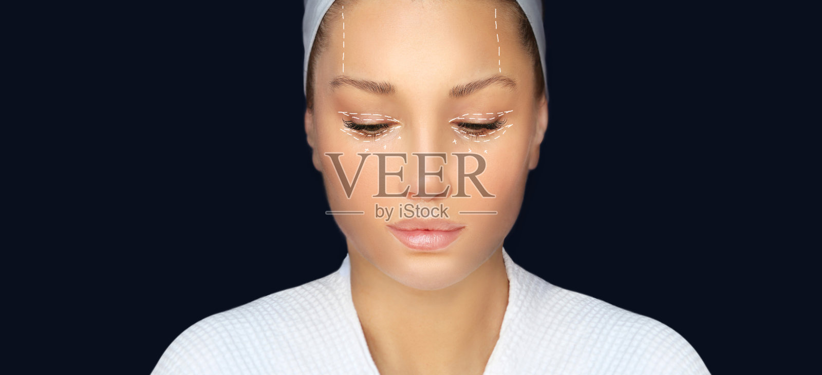 上下眼睑成形术。标志着脸。女性脸上穿孔线，整形外科概念。照片摄影图片