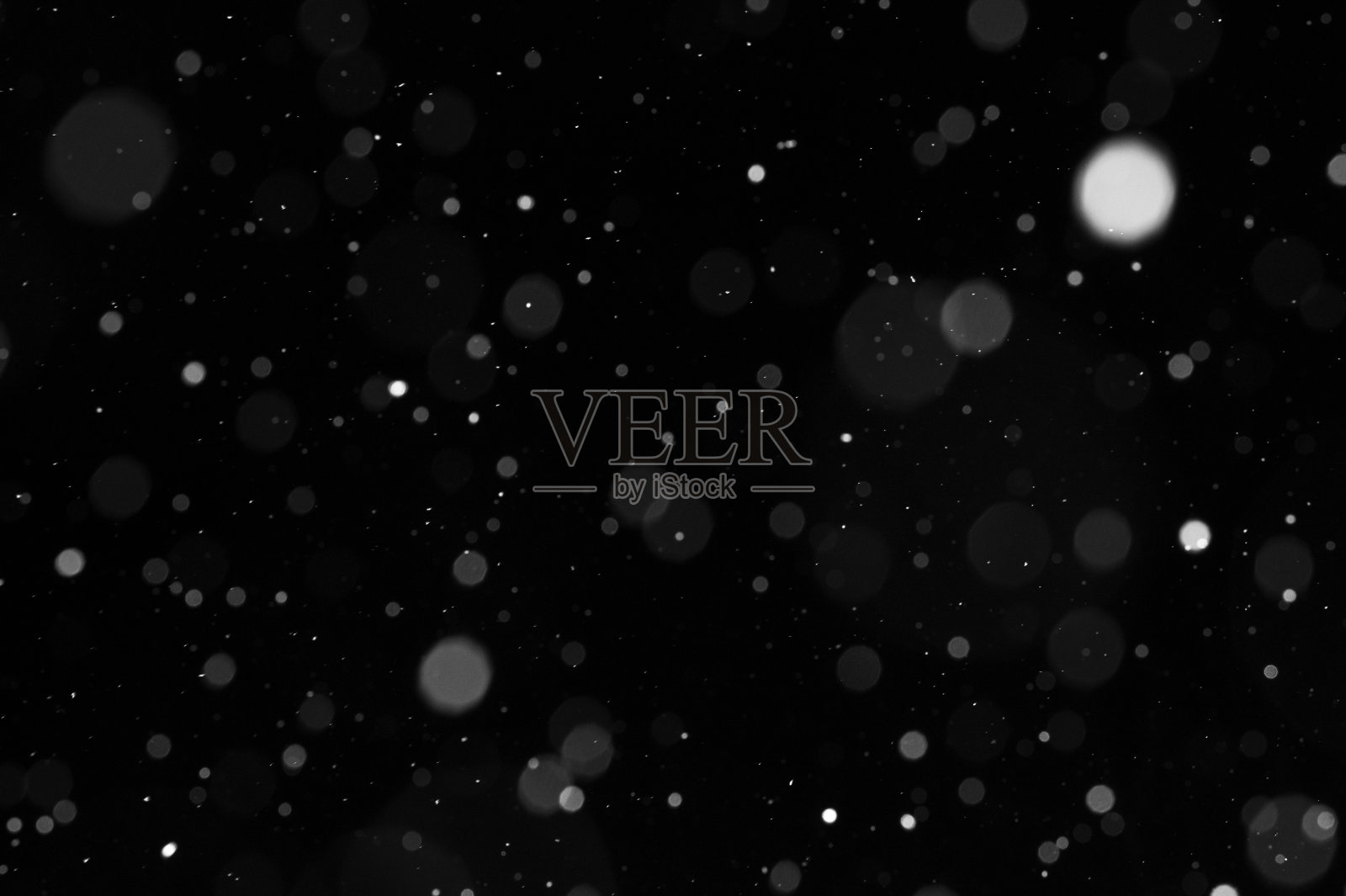 黑底白雪的散景。飘落的雪花在夜空背景，孤立的后期制作和覆盖在图形编辑器。照片摄影图片