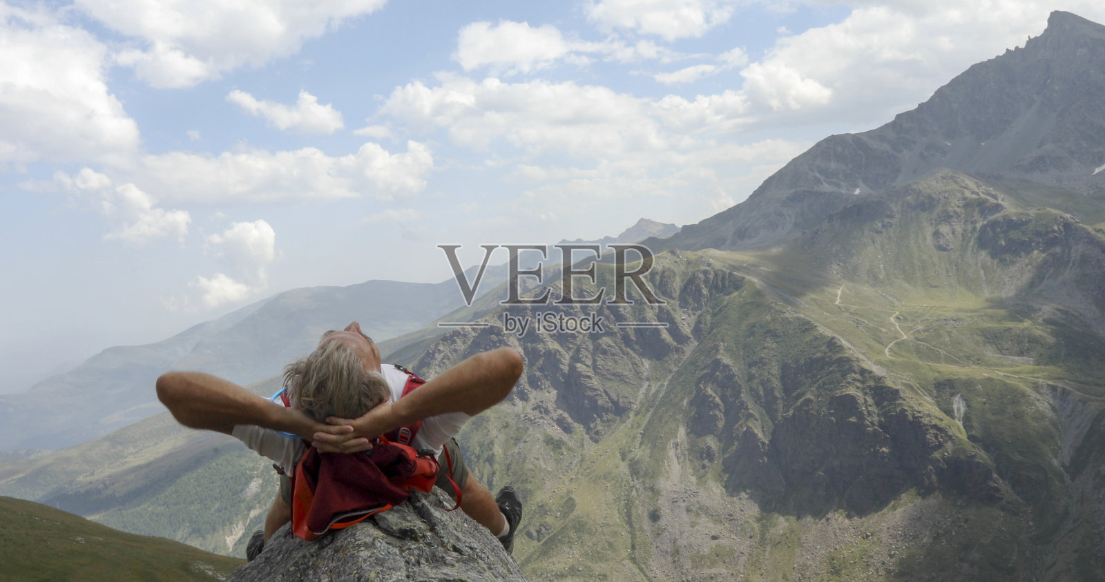 登山运动员在落基山脉上休息照片摄影图片