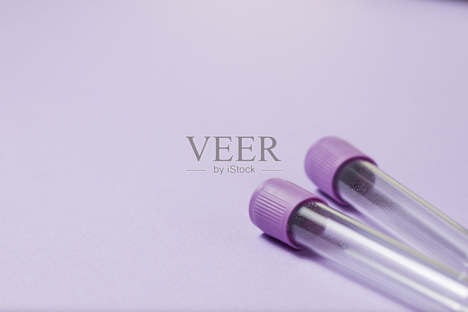 紫色真空采血管试验以EDTA为抗凝剂。照片摄影图片