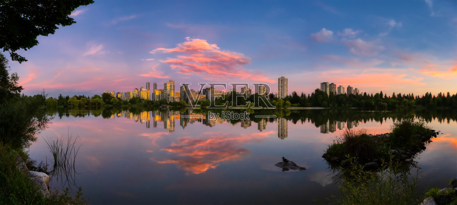 现代化城市中著名斯坦利公园的迷失泻湖照片摄影图片