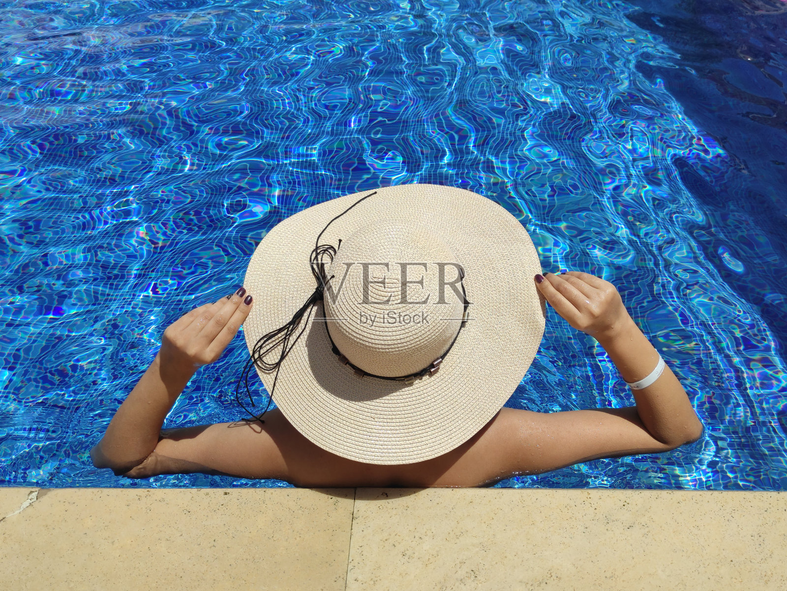 在游泳池里放松的女人照片摄影图片