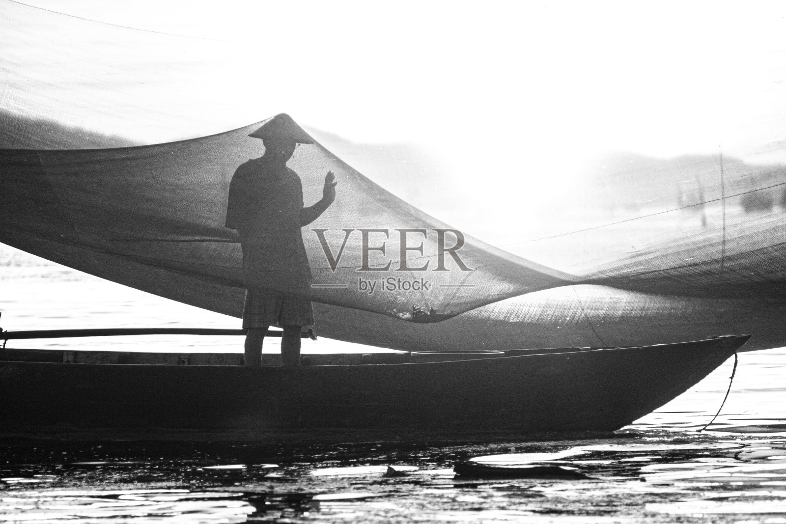 越南会安古镇河面上五颜六色的渔网照片摄影图片