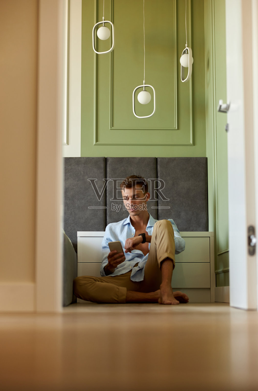 年轻的成年人在橄榄墙附近快乐的人有时间和微笑照片摄影图片