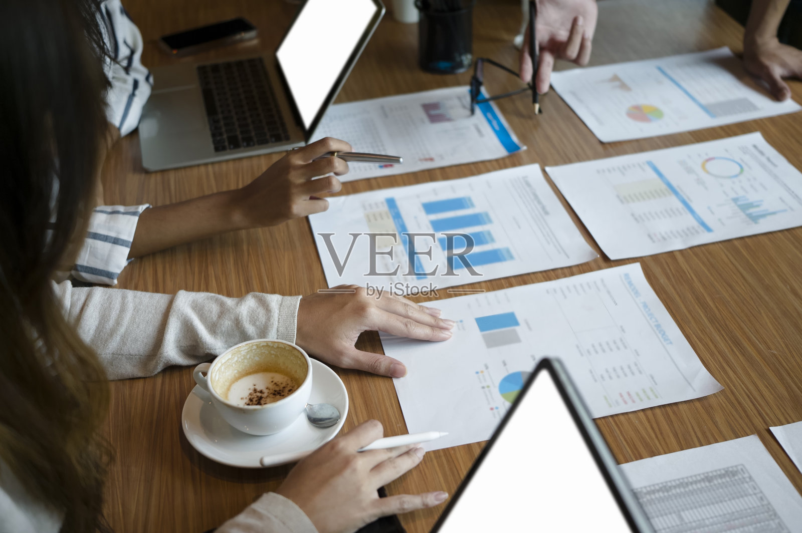 女商人和她的同事在会议室分析财务报告。照片摄影图片