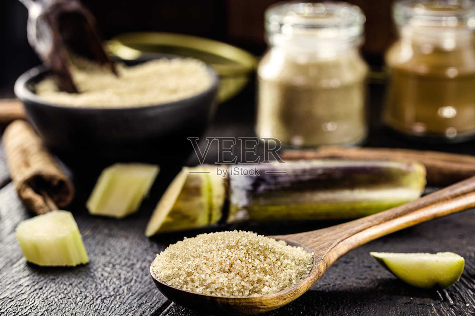 木勺纯糖直接从甘蔗，有机产品，天然烹饪原料照片摄影图片
