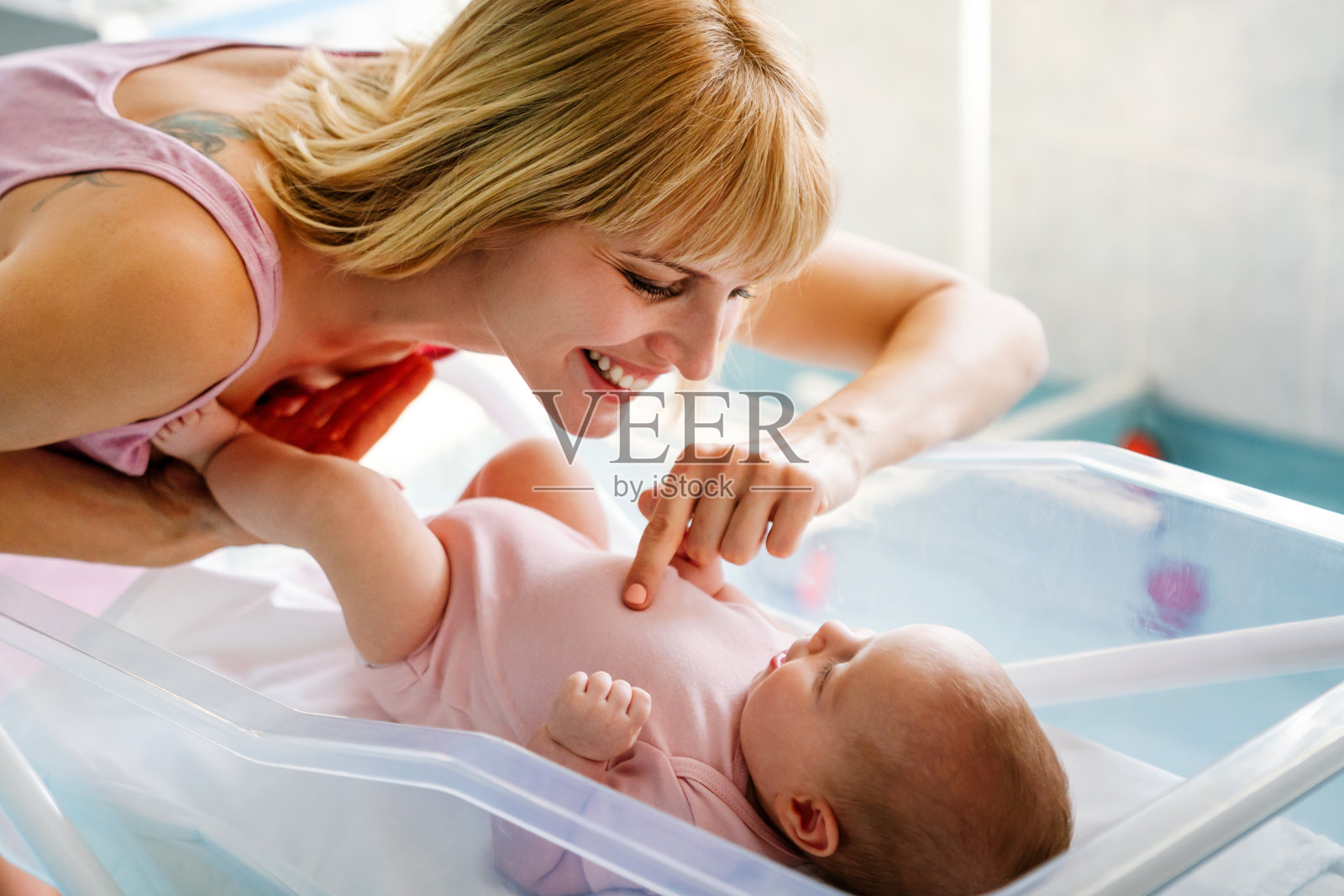 幸福快乐的家庭。母亲和婴儿亲吻、欢笑、拥抱照片摄影图片