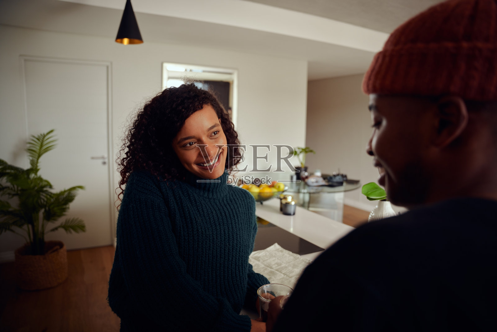 混血夫妇一起喝咖啡。年轻，快乐的非洲裔美国妇女对她的男性伴侣微笑。高质量的照片照片摄影图片