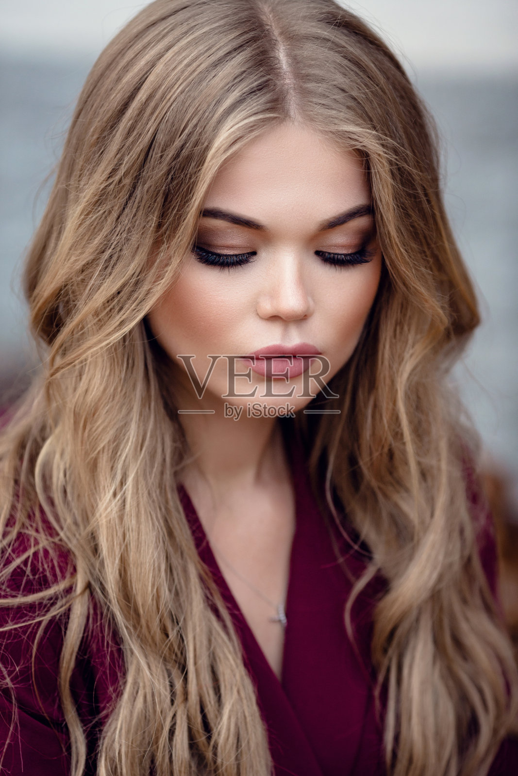 美丽的年轻女子在传统的巴黎户外咖啡馆照片摄影图片