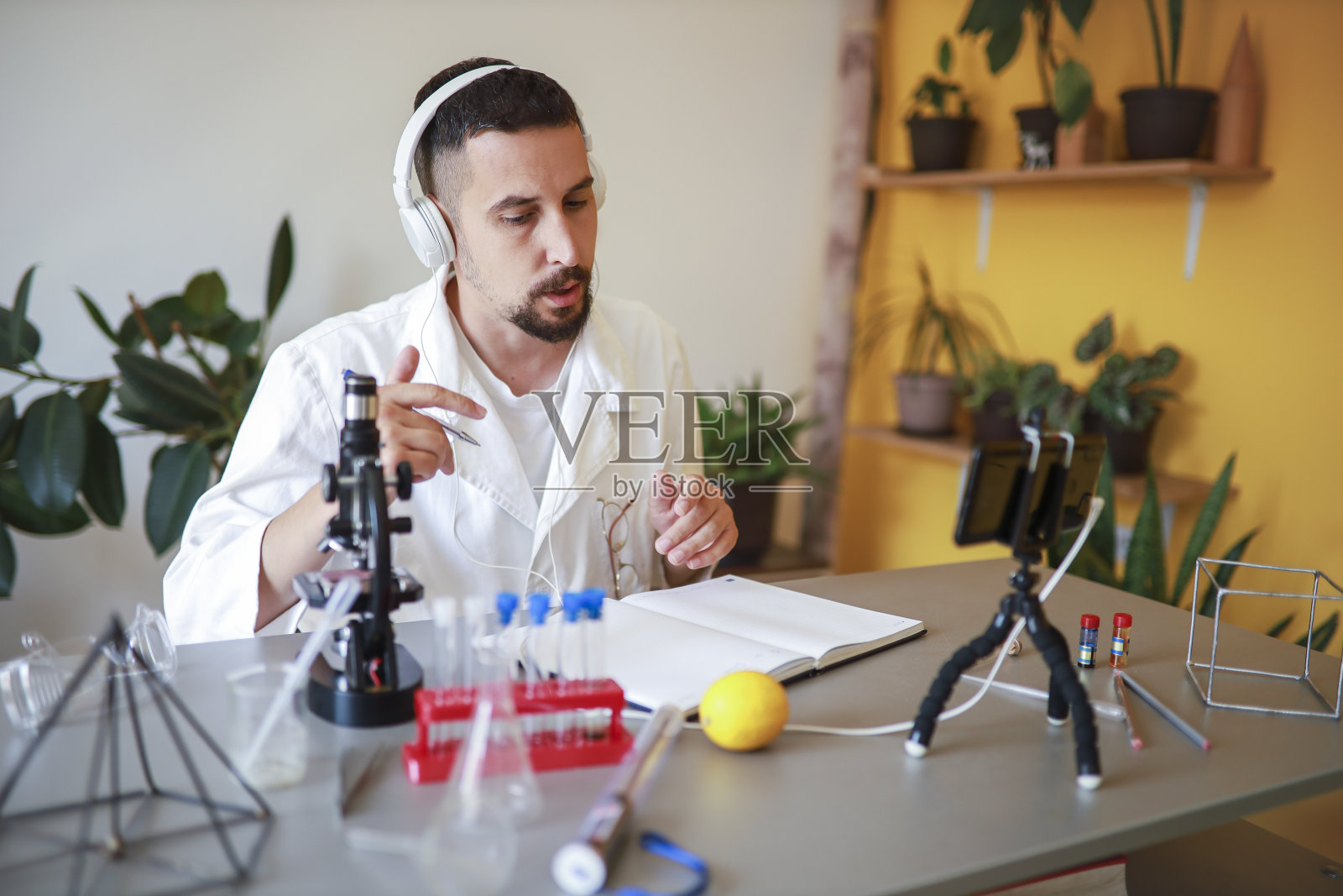 教师在线讲解科学照片摄影图片