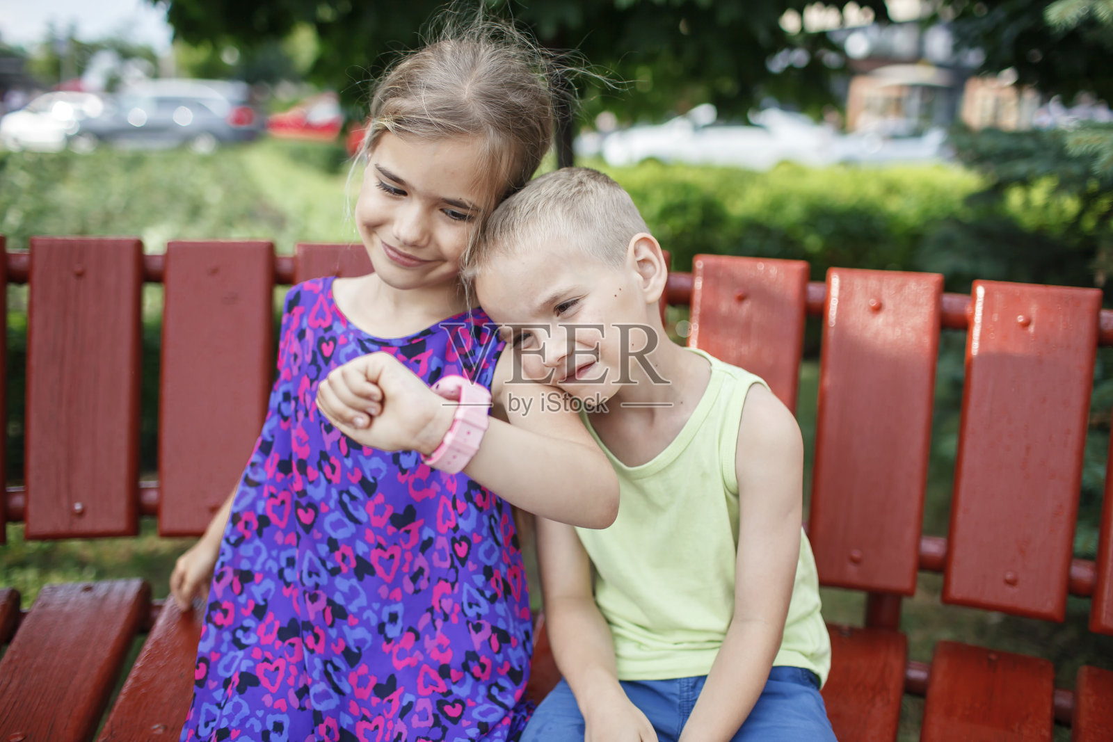 孩子们用智能手表的兴趣，照顾和父母控制，为孩子们的新技术照片摄影图片