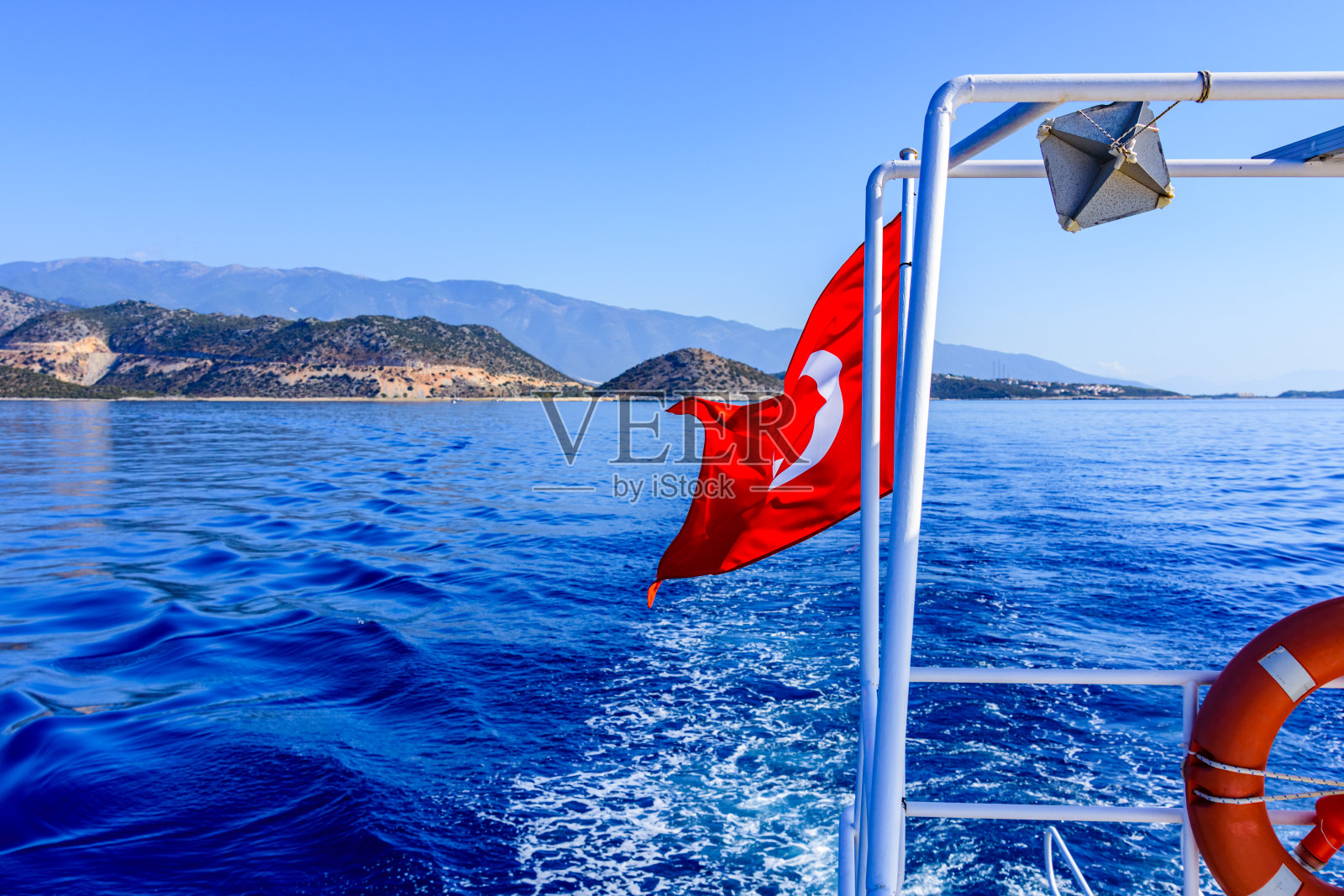 红色的土耳其国旗在地中海上飘扬照片摄影图片