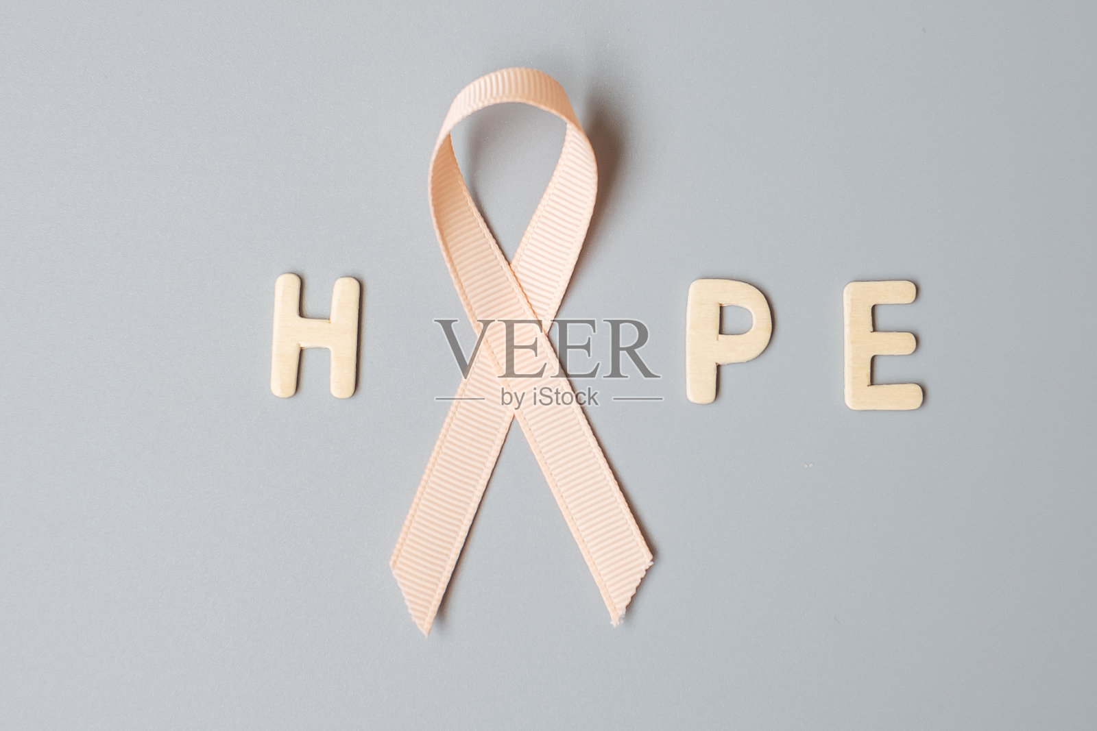 9月子宫癌宣传月，桃色丝带，支持活着和生病的人。医疗保健和世界癌症日概念照片摄影图片