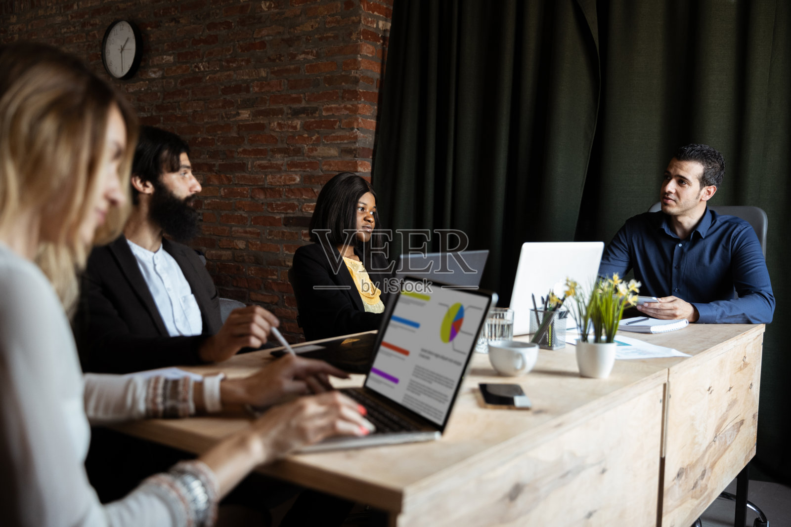 在现代办公室里一起工作的同事们在创意会议中使用各种设备和小工具照片摄影图片