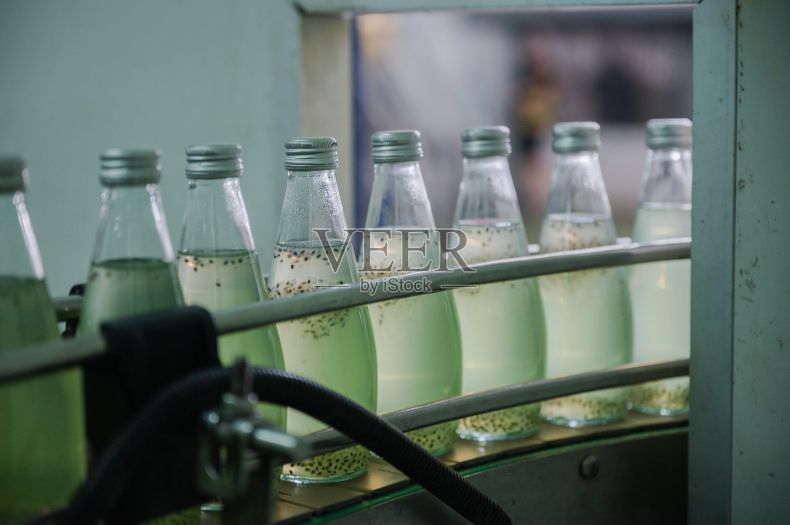 果汁瓶及健康水生产加工厂，新鲜饮料及食品工业机械，饮料技术制造生产线照片摄影图片