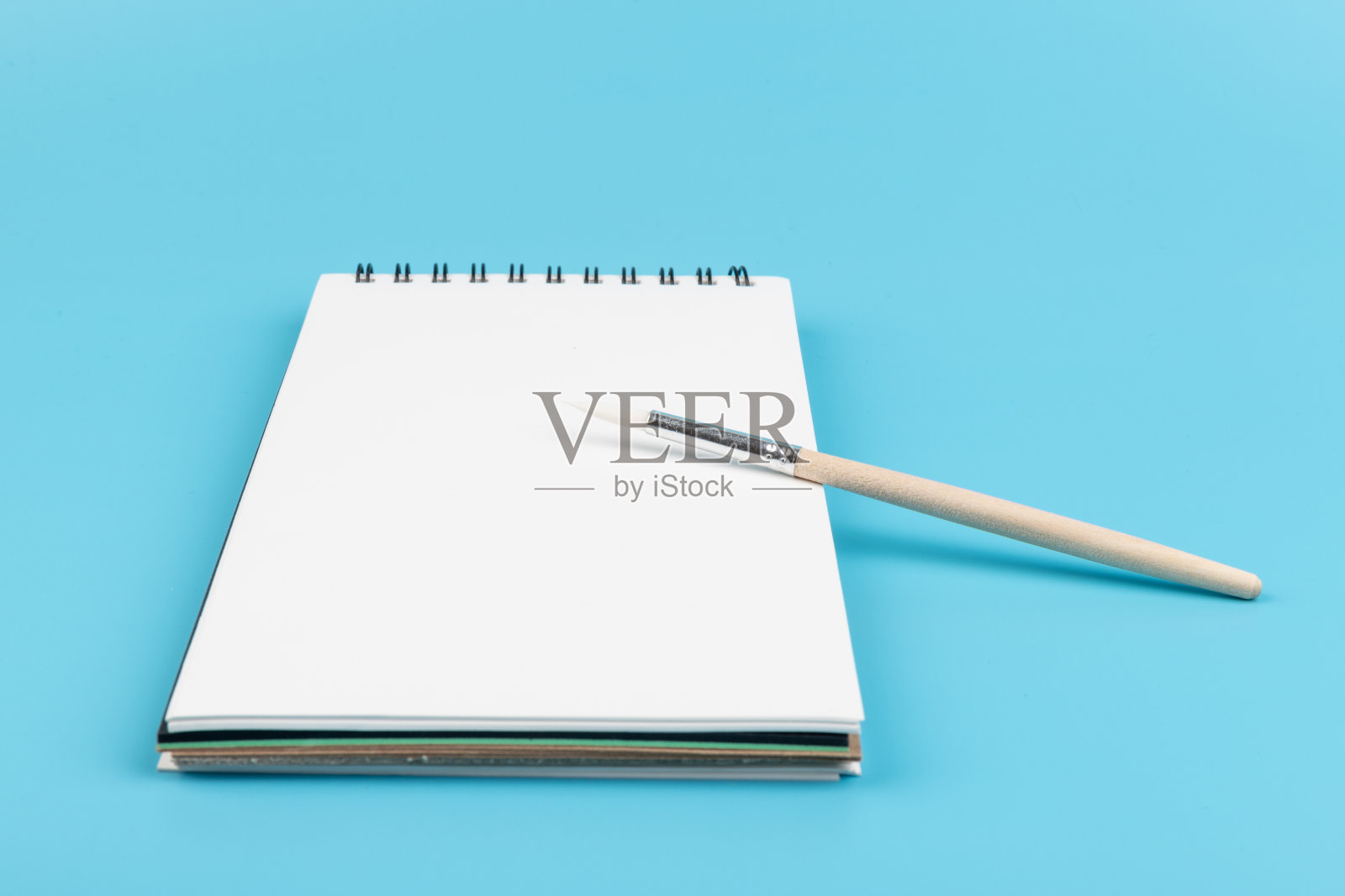 白色干净的素描本，刷子和复制空间。艺术家的工作空间的概念。高质量的照片照片摄影图片