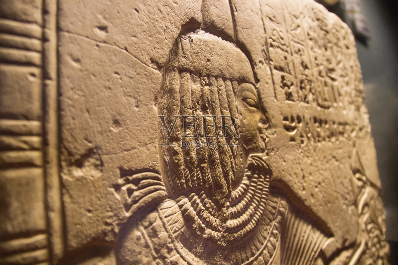 古埃及女人脸的墙。古埃及雕刻在石头上的象形文字的艺术。照片摄影图片