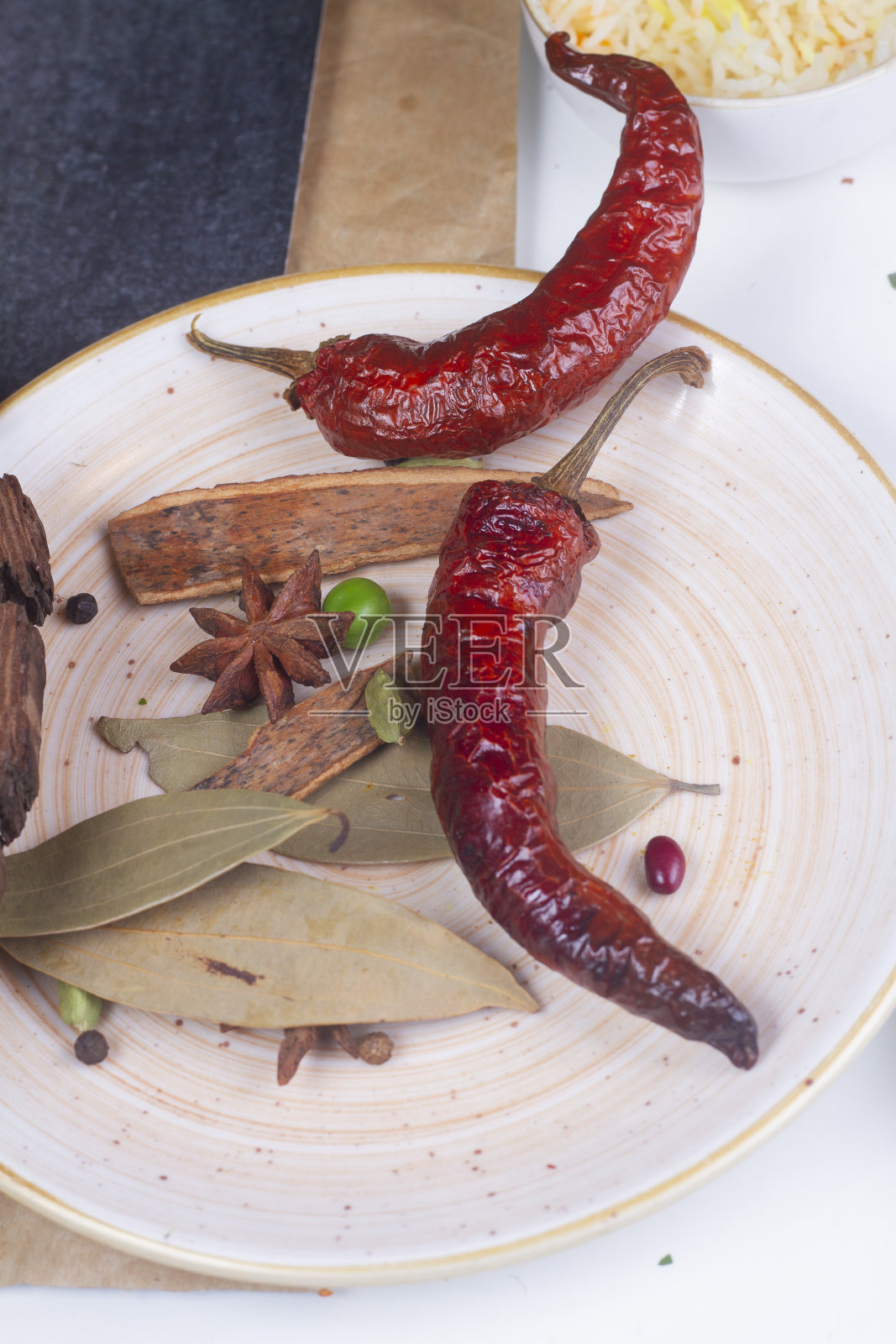 干红辣椒孤立在浅色背景。印度的香料照片摄影图片