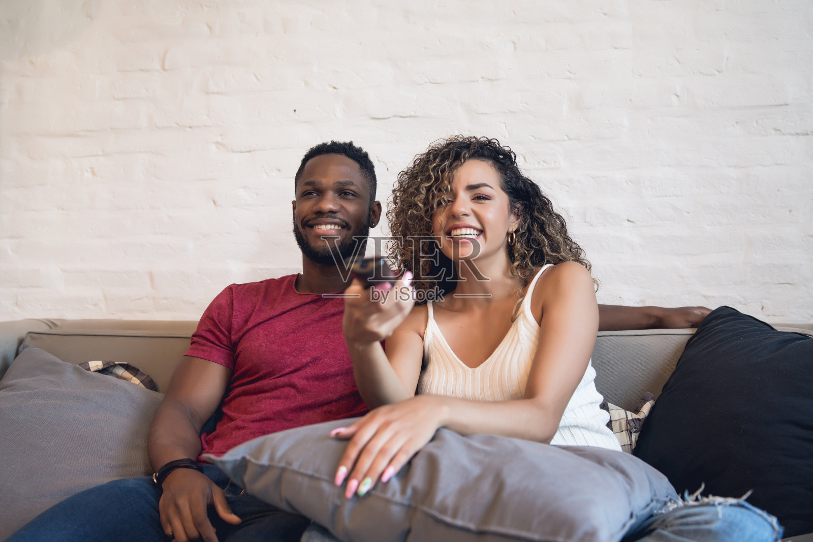 年轻夫妇在家里共度美好时光。照片摄影图片