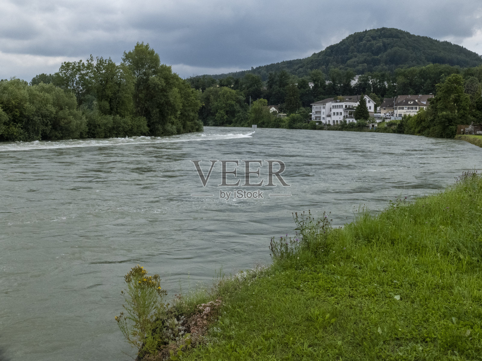 洪水，河流临近泛滥，水电，水坝墙照片摄影图片