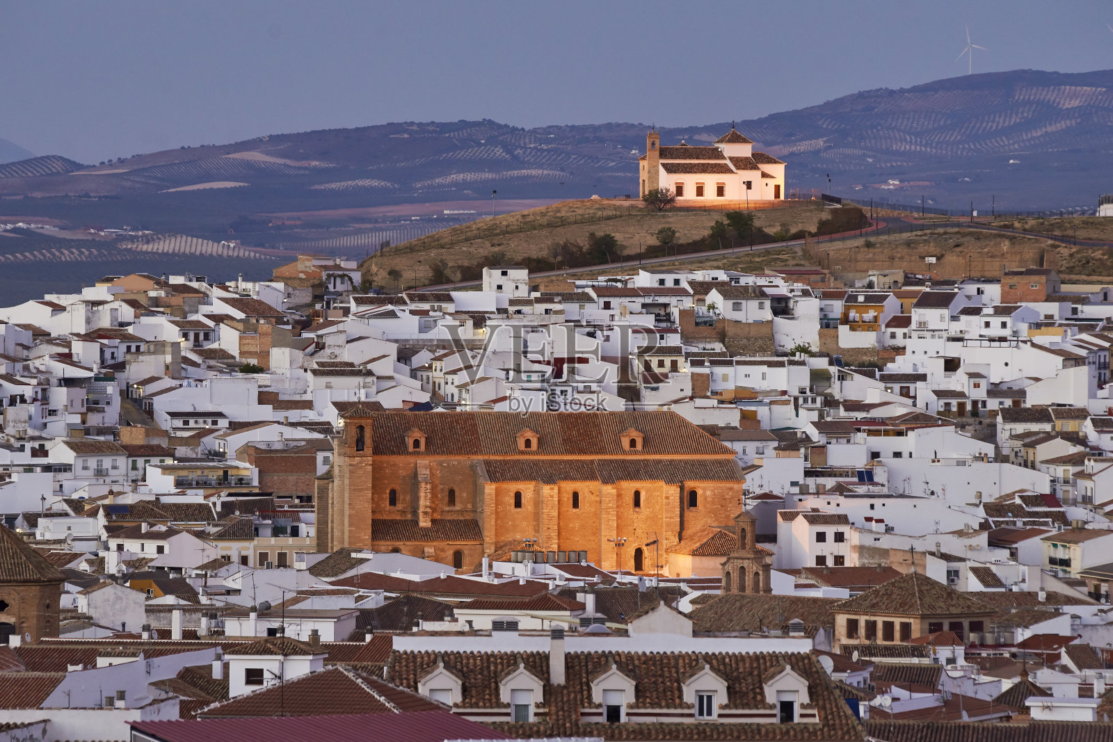 马拉加，《夜之Antequera》。世界遗产。圣佩德罗教堂和Ermita de Veracruz在夜晚的背景照片摄影图片