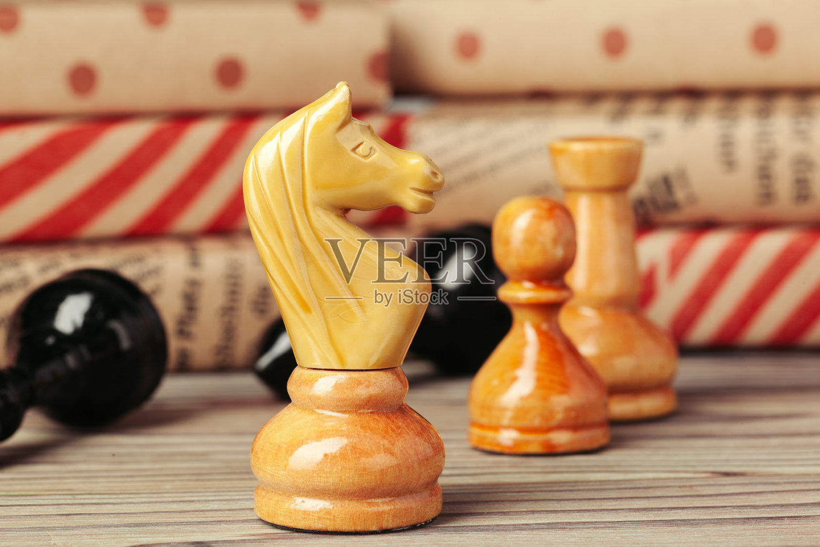 国际象棋人物在棕色木桌背景照片摄影图片