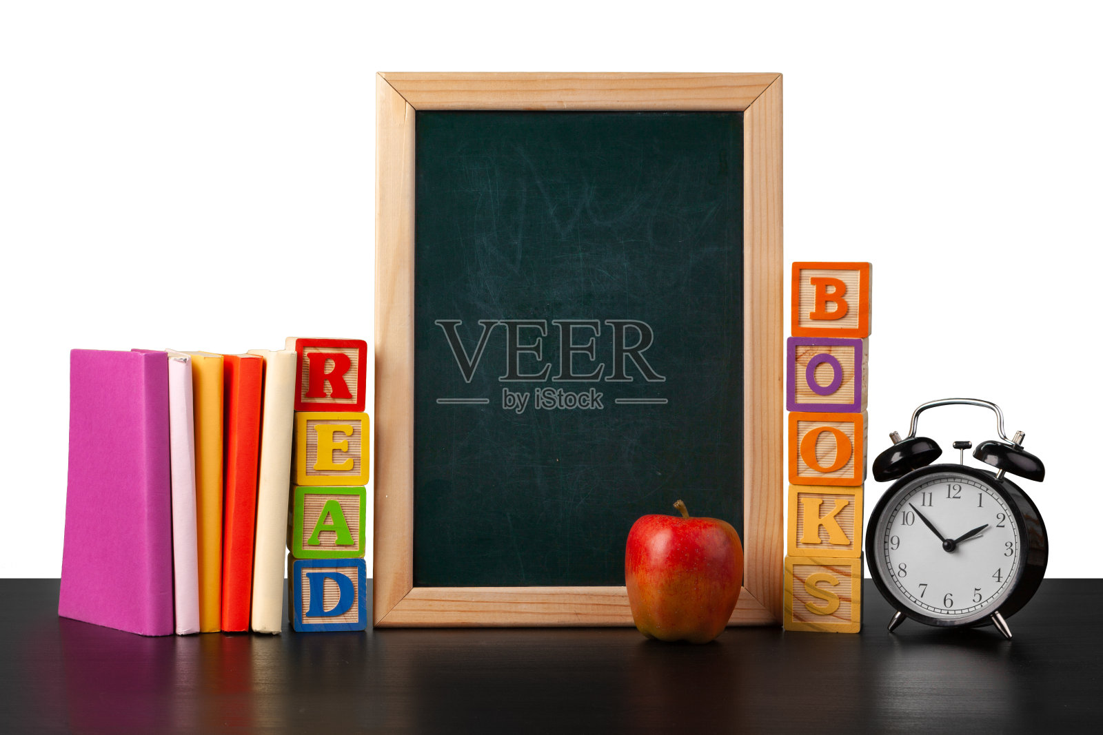 12、书堆和闹钟，时间读概念照片摄影图片