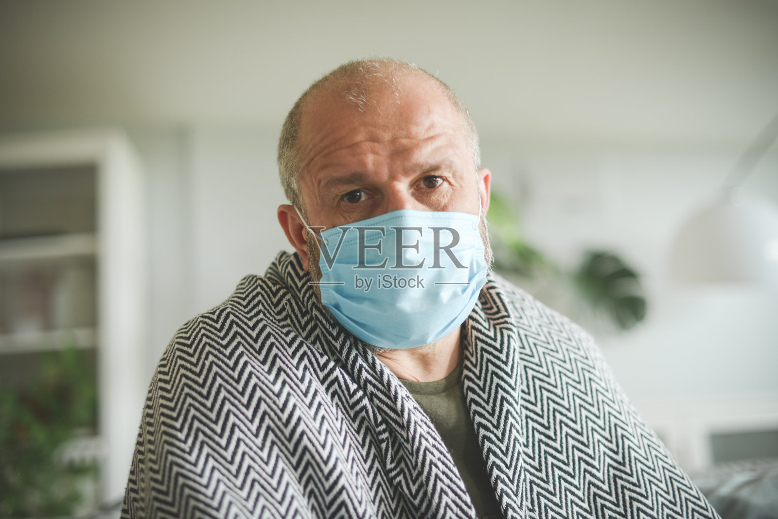 房间里的成年男子(疾病)照片摄影图片