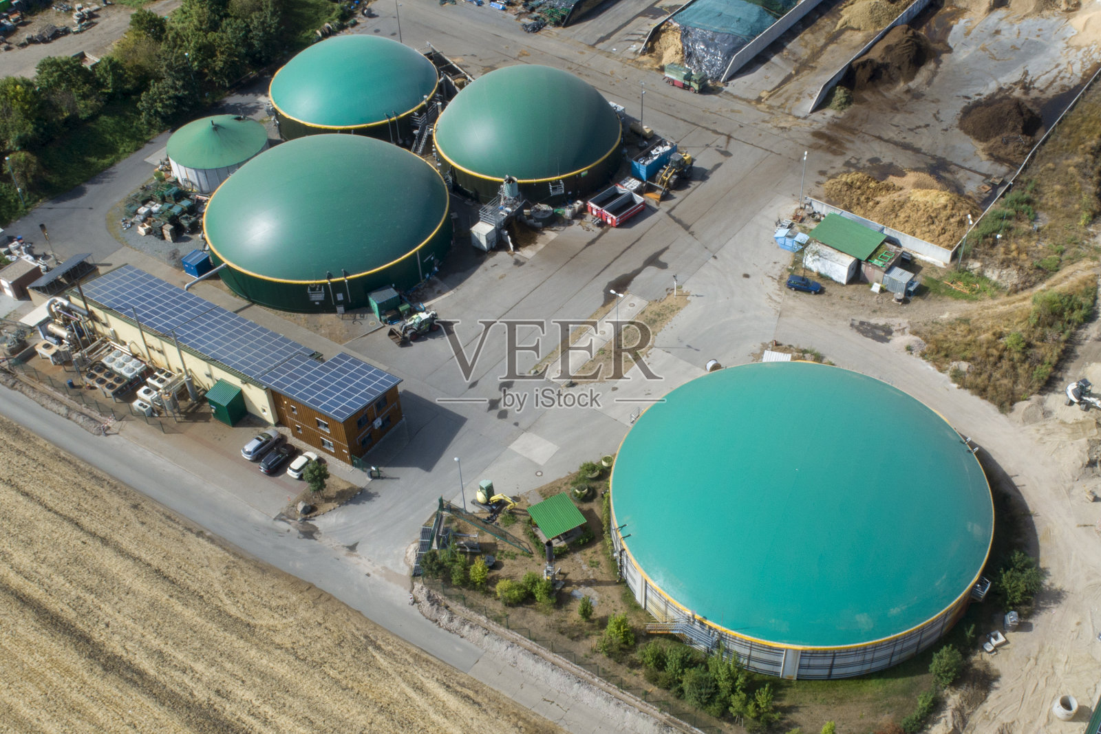 沼气厂和农业区域-鸟瞰图照片摄影图片