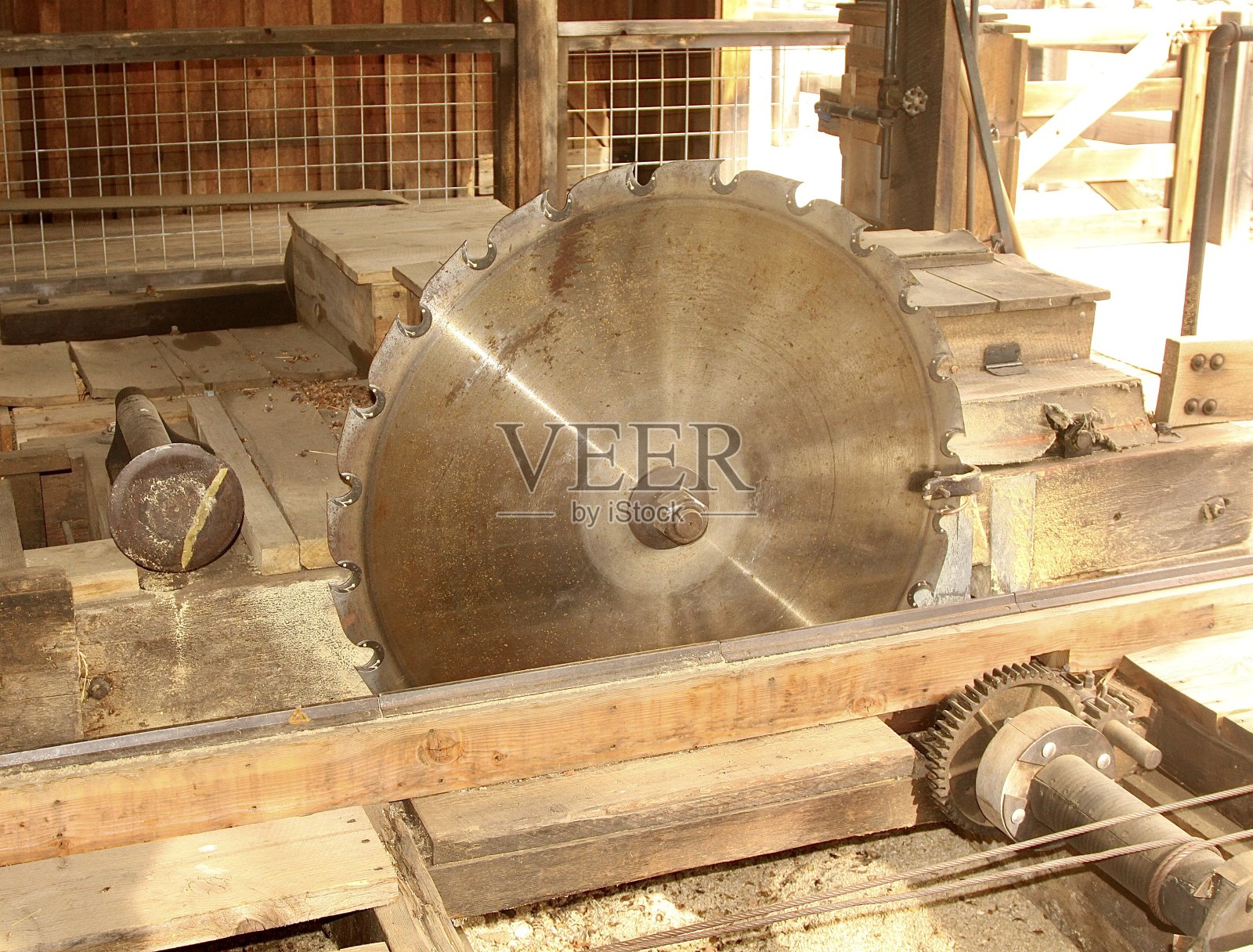 老锯木厂的闲置锯片照片摄影图片