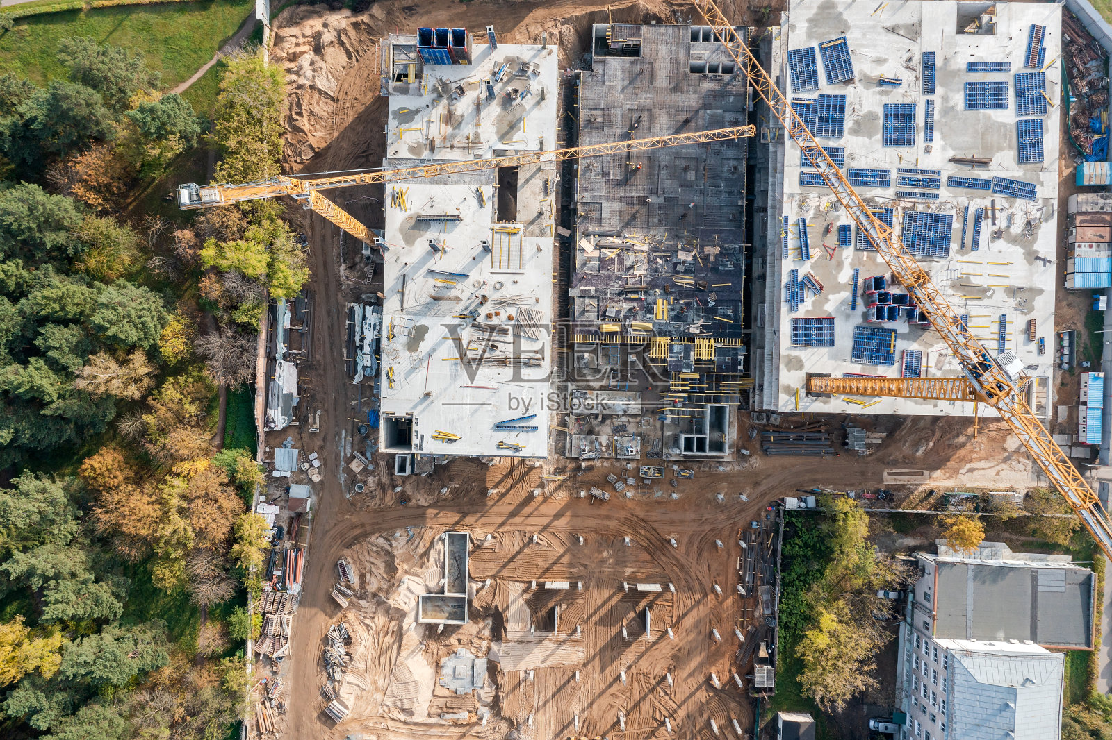 建筑工地鸟瞰图与施工机械和工作起重机照片摄影图片