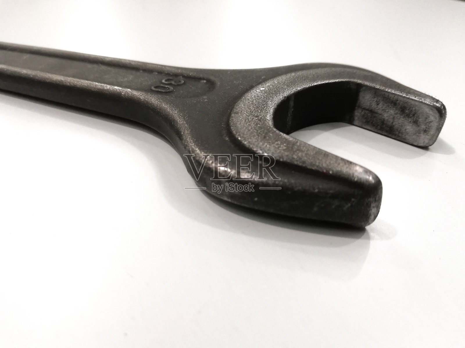 黑色固定扳手在白色背景与复制空间寻找材料和工具概念的工作照片摄影图片