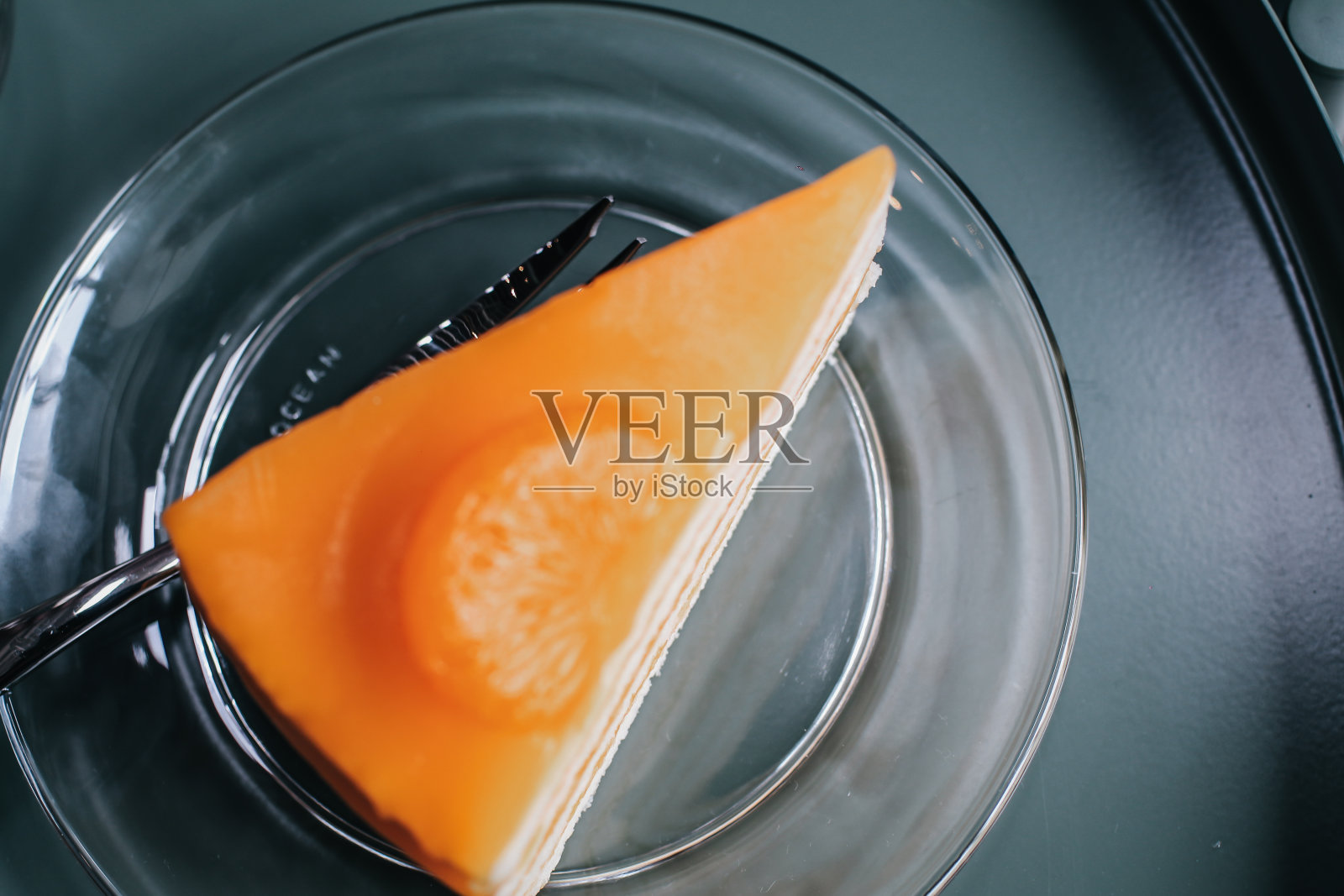 橘色蛋糕，盘子上有橘色装饰。俯视图，空白空间，复古色调的图像。甜食和饮料照片摄影图片