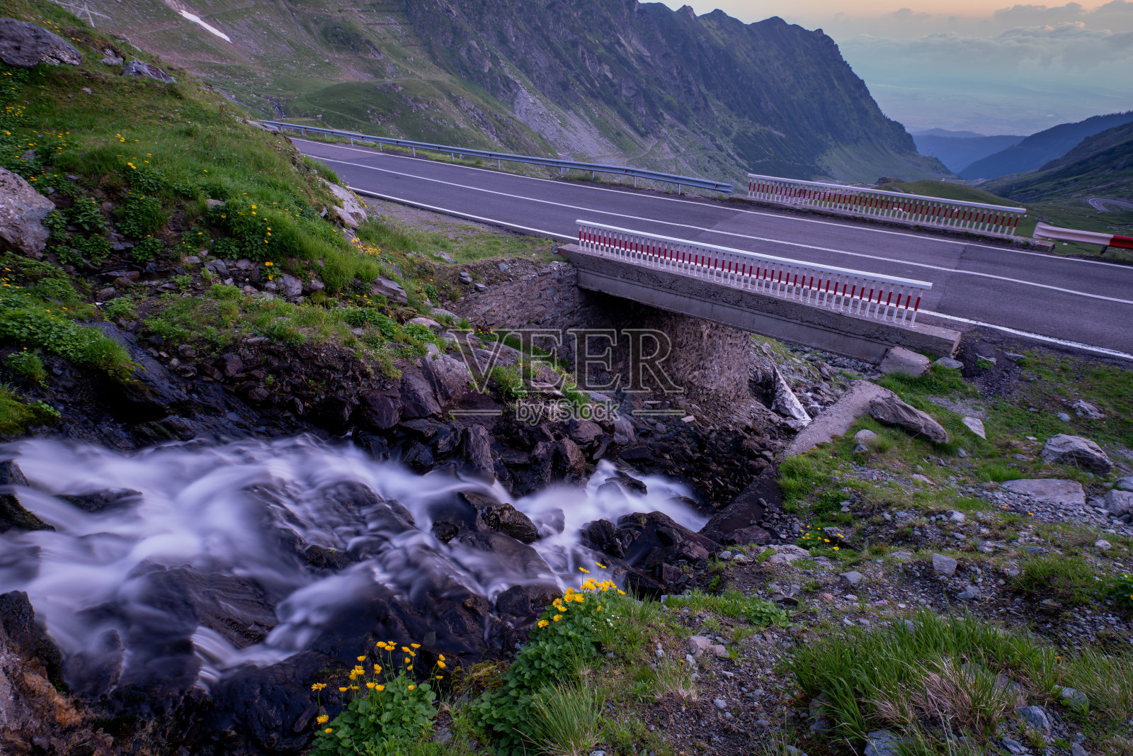 日出时罗马尼亚著名的transagarasan高速公路照片摄影图片
