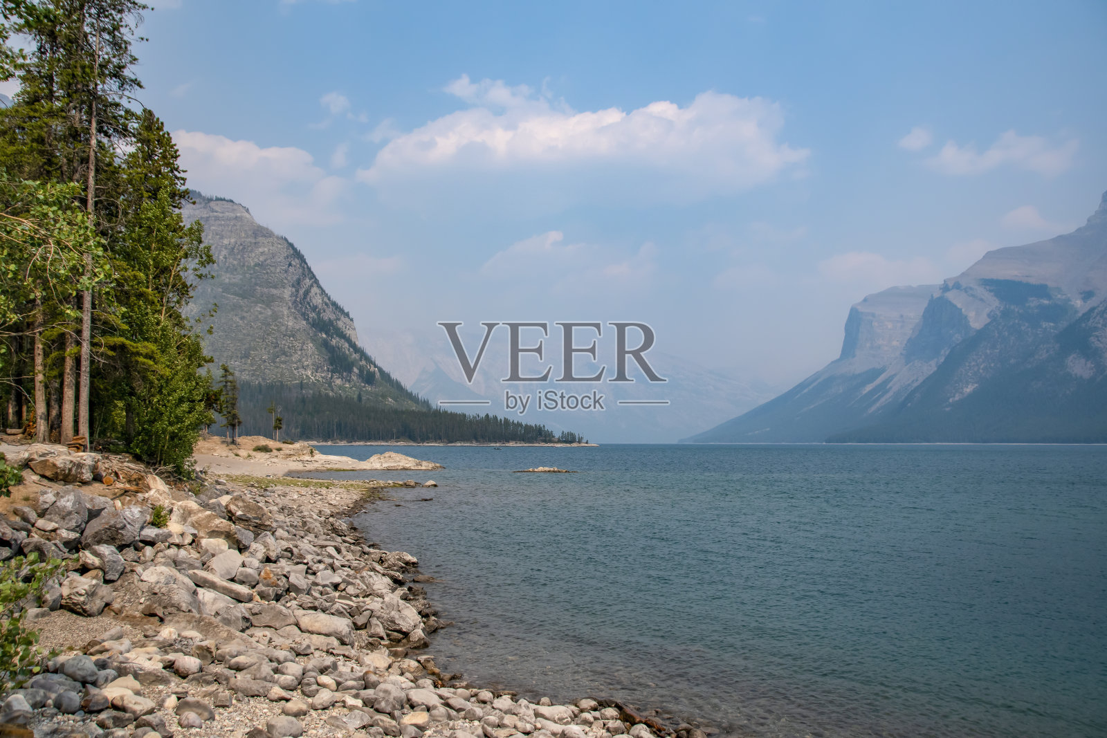 班夫，明尼旺卡湖边岩石林立照片摄影图片