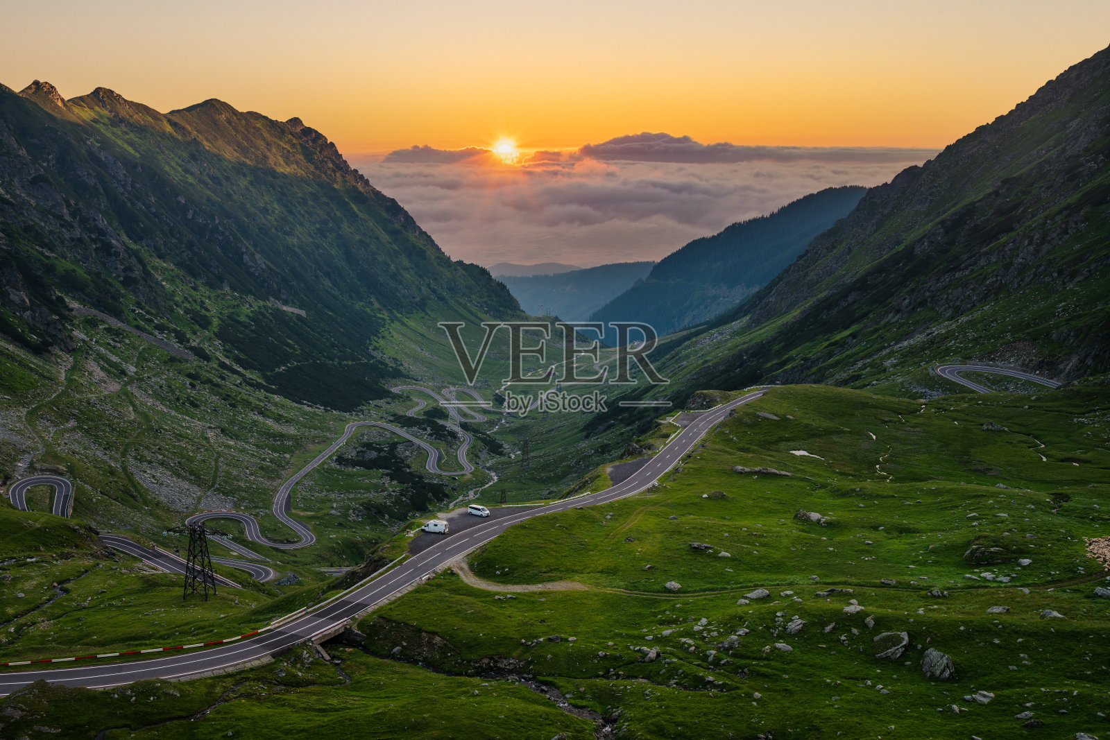 日出时罗马尼亚著名的transagarasan高速公路照片摄影图片