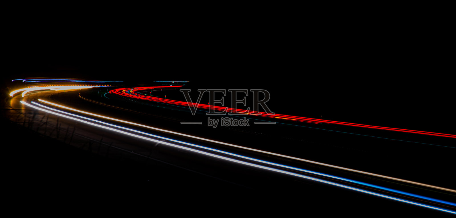 车灯与黑夜。照片摄影图片