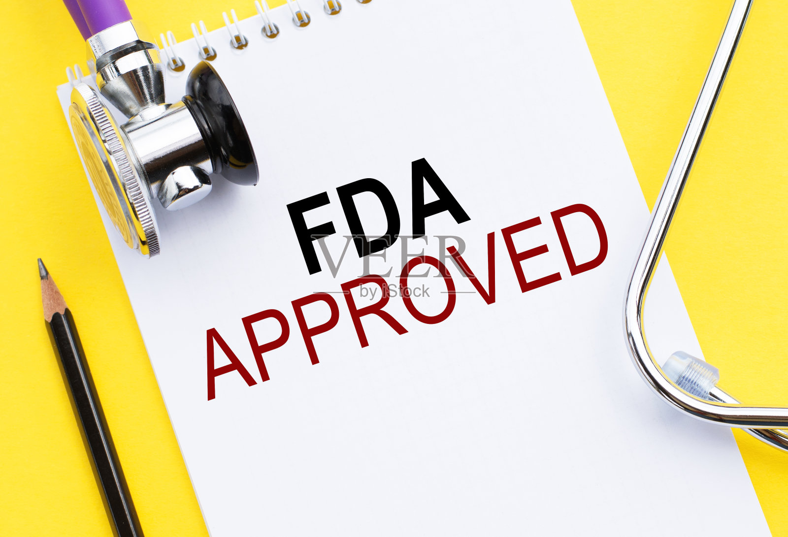 FDA -食品和药物管理局批准黄色表听诊器文件文本。保健或医学概念照片摄影图片