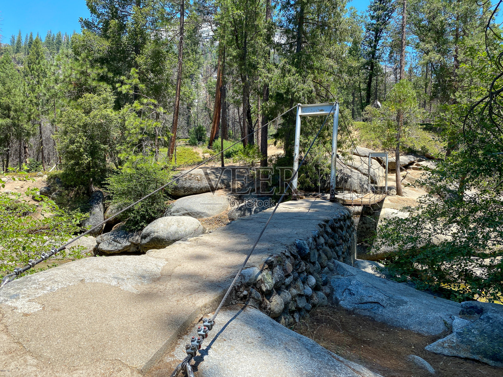 河流溪流缆索链步行桥在奔流的水在林地山林照片摄影图片